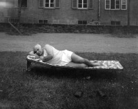 Image of sheet 19880660 photo 3: Manchmal quälen ihn die Kinder indem sie ihm sein Kopfkissen klauen. 
Signor Crivelli works at night and during the day he is recovering in his camp bed 
städtische Wohnsiedlung Erismannhof Zürich 1988 4 x 5 Inch Sinar 
immigrant  √ Aussersihl Kreis vier 4 Schweiz Switzerland swiss Schweizer Europe