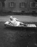 Image of sheet 19880660 photo 4: Signor Crivelli works at night and during the day he is recovering in his camp bed 
Manchmal quälen ihn die Kinder indem sie ihm sein Kopfkissen klauen.
städtische Wohnsiedlung Erismannhof Zürich 1988 4 x 5 Inch Sinar √ Schweiz Switzerland swiss work night shift man  italian emigrant from italy


Out of: Il lungo addio _ Der lange Abschied

Kreis vier 4 Aussersihl Zürich Schweiz Switzerland Europe 
copyright by Olivia Heussler 
19880660 04
Im Bestand der Fotostiftung Schweiz 30x40 cm Baryt Vintage s/w 1993.309 B.0226 signiert