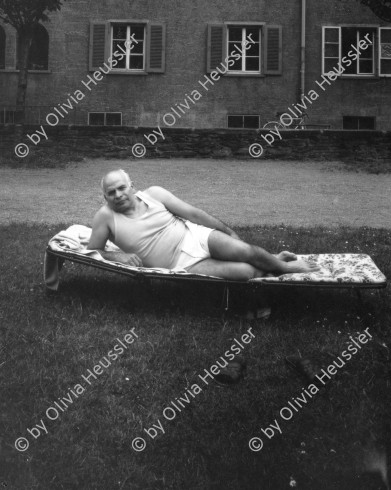 Image of sheet 19880660 photo 4: Signor Crivelli works at night and during the day he is recovering in his camp bed 
Manchmal quälen ihn die Kinder indem sie ihm sein Kopfkissen klauen.
städtische Wohnsiedlung Erismannhof Zürich 1988 4 x 5 Inch Sinar √ Schweiz Switzerland swiss work night shift man  italian emigrant from italy


Out of: Il lungo addio _ Der lange Abschied

Kreis vier 4 Aussersihl Zürich Schweiz Switzerland Europe 
copyright by Olivia Heussler 
19880660 04
Im Bestand der Fotostiftung Schweiz 30x40 cm Baryt Vintage s/w 1993.309 B.0226 signiert