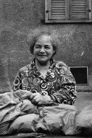 Image of sheet 19880680 photo 4: Portrait Frau Gnoos packt ihren gesonnten Schlafsack zusammen. städtische Siedlung Erismannhof Zürich Kreis 4 Aussersihl Schweiz Switzerland 1988
 4 x 5 Inch Sinar
© 1988, Olivia Heussler √
19880680 04
Im Bestand der Fotostiftung Schweiz 30x40 cm Baryt Vintage s/w 1993.312  B.0226 signiert