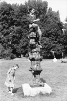 Image of sheet 19880691 photo 19: Ausstellung Walter Martin Plakat Kunst Bildhauerei Plastik wird von Leuten besucht. Yasmina, die Tochter von Christiane Barckhausen Canale sitzt auf einer Plastik. Figur. Das Konzerthaus in Berlin wird renoviert. An der Schutzwand während der Bauerei hängen Plakate wie sie aussehen soll. Ein spritzt lange Treppe mit Wasser ab. Vor einem Laden stehen Holzharasse. Gunhild Brandler verdeckt sich das Gesicht. Unter dem Titel 'Lieber Sonne im Herzen' organisiert die FDJ Freie Deutsche Jugend den diesjährigen Liedersommer auf der Insel der Jugend. Eine junge blonde FDJ lerin sitzt  mit Netzstrümpfen da. Ihr Genosse will nicht das ich sie fotografiere und macht sich springbereit. Uebersicht auf das Zelt. Da steht eine  Plastik. Berlin Ost Deutschland 1988