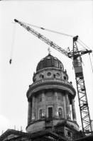 Image of sheet 19880691 photo 21: Ausstellung Walter Martin Plakat Kunst Bildhauerei Plastik wird von Leuten besucht. Yasmina, die Tochter von Christiane Barckhausen Canale sitzt auf einer Plastik. Figur. Das Konzerthaus in Berlin wird renoviert. An der Schutzwand während der Bauerei hängen Plakate wie sie aussehen soll. Ein spritzt lange Treppe mit Wasser ab. Vor einem Laden stehen Holzharasse. Gunhild Brandler verdeckt sich das Gesicht. Unter dem Titel 'Lieber Sonne im Herzen' organisiert die FDJ Freie Deutsche Jugend den diesjährigen Liedersommer auf der Insel der Jugend. Eine junge blonde FDJ lerin sitzt  mit Netzstrümpfen da. Ihr Genosse will nicht das ich sie fotografiere und macht sich springbereit. Uebersicht auf das Zelt. Da steht eine  Plastik. Berlin Ost Deutschland 1988