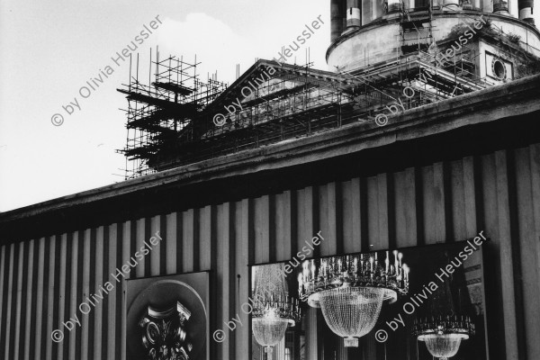 Image of sheet 19880691 photo 22: Während der Renovation des Berliner Konzerthaus hängen Bilder des ehemaligen Interieurs auf den Bauabschrankungen, Berlin-Ost, DDR 1988.
german democratic republic east berlin renovation construction site opera