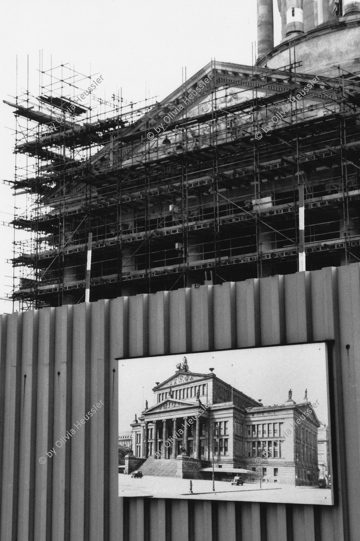 Image of sheet 19880691 photo 23: Das Konzerthaus in Berlin wird renoviert, 1988.
An der Schutzwand während dem Umbau und der renovation, hängen Plakate wie sie nachher aussehen soll. Berlin Ost Deutschland 
east germany GDR German Democratic Republic sculpture