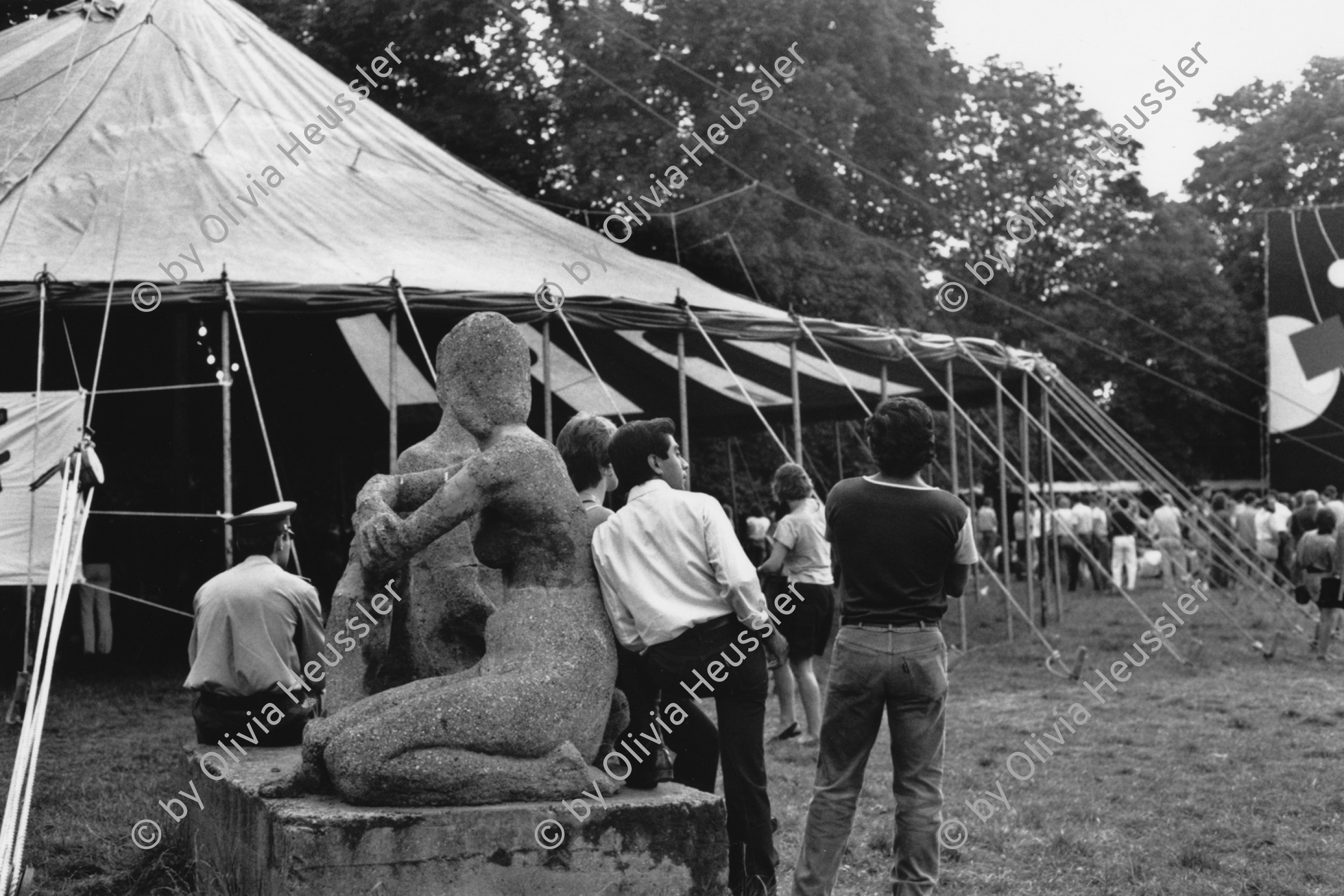 Image of sheet 19880691 photo 35: 'Lieber Sonne im Herzen' Liedersommer der FDJ Freie Deutsche Jugend auf der Insel der Jugend, Ost-Berlin DDR, 1988.
east germany art artist GDR German Democratic Republic sculpture