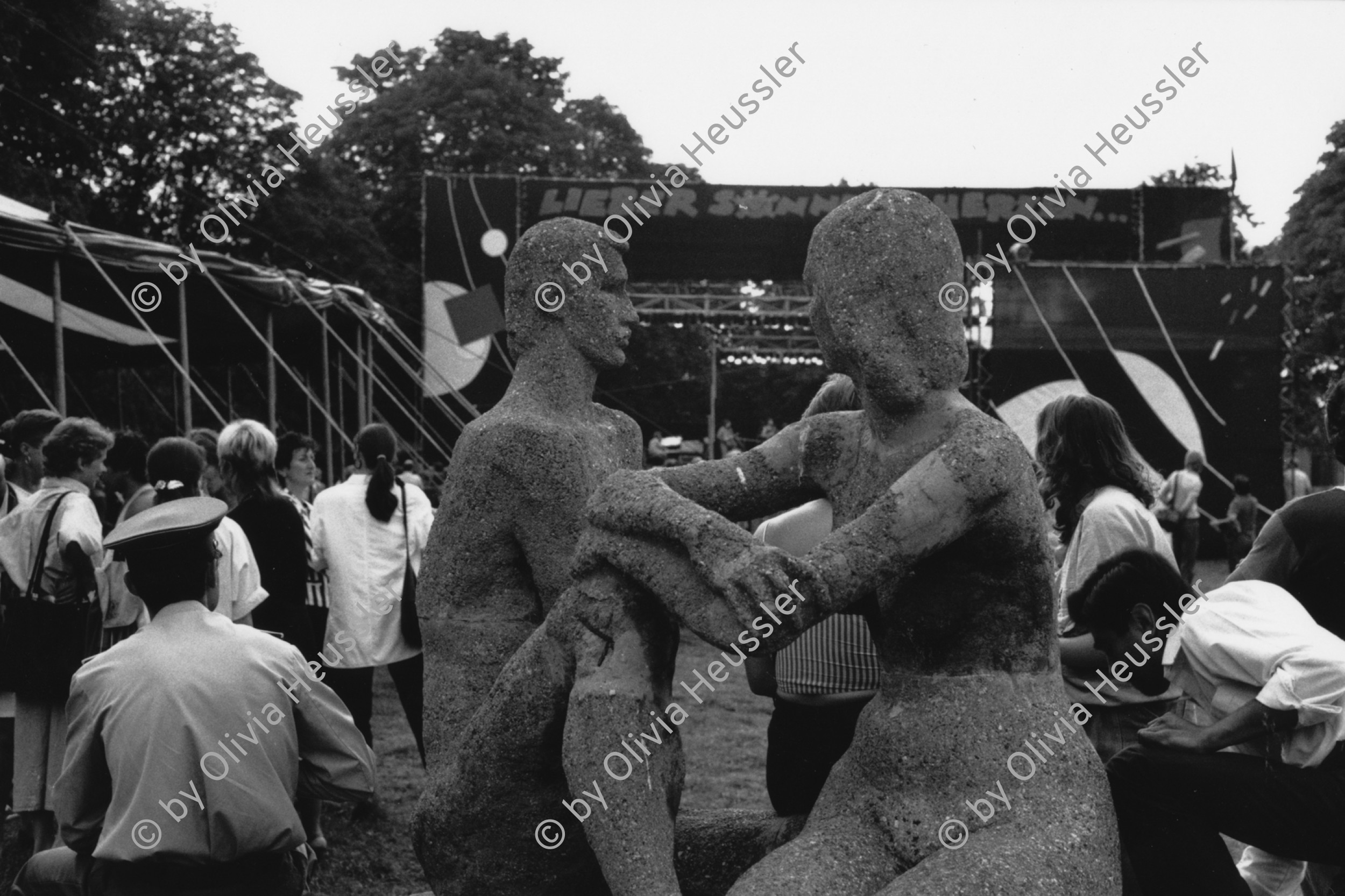 Image of sheet 19880691 photo 36: 'Lieber Sonne im Herzen' Liedersommer der FDJ Freie Deutsche Jugend auf der Insel der Jugend, Ost-Berlin DDR, 1988. Skulptur east germany art artist GDR German Democratic Republic sculpture