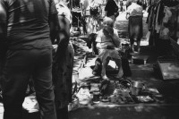 Image of sheet 19880692 photo 13: in Zürich verkauft eine Alte Frau ihren Ramsch auf dem Flohmarkt Bürkliplatz. 1988 √