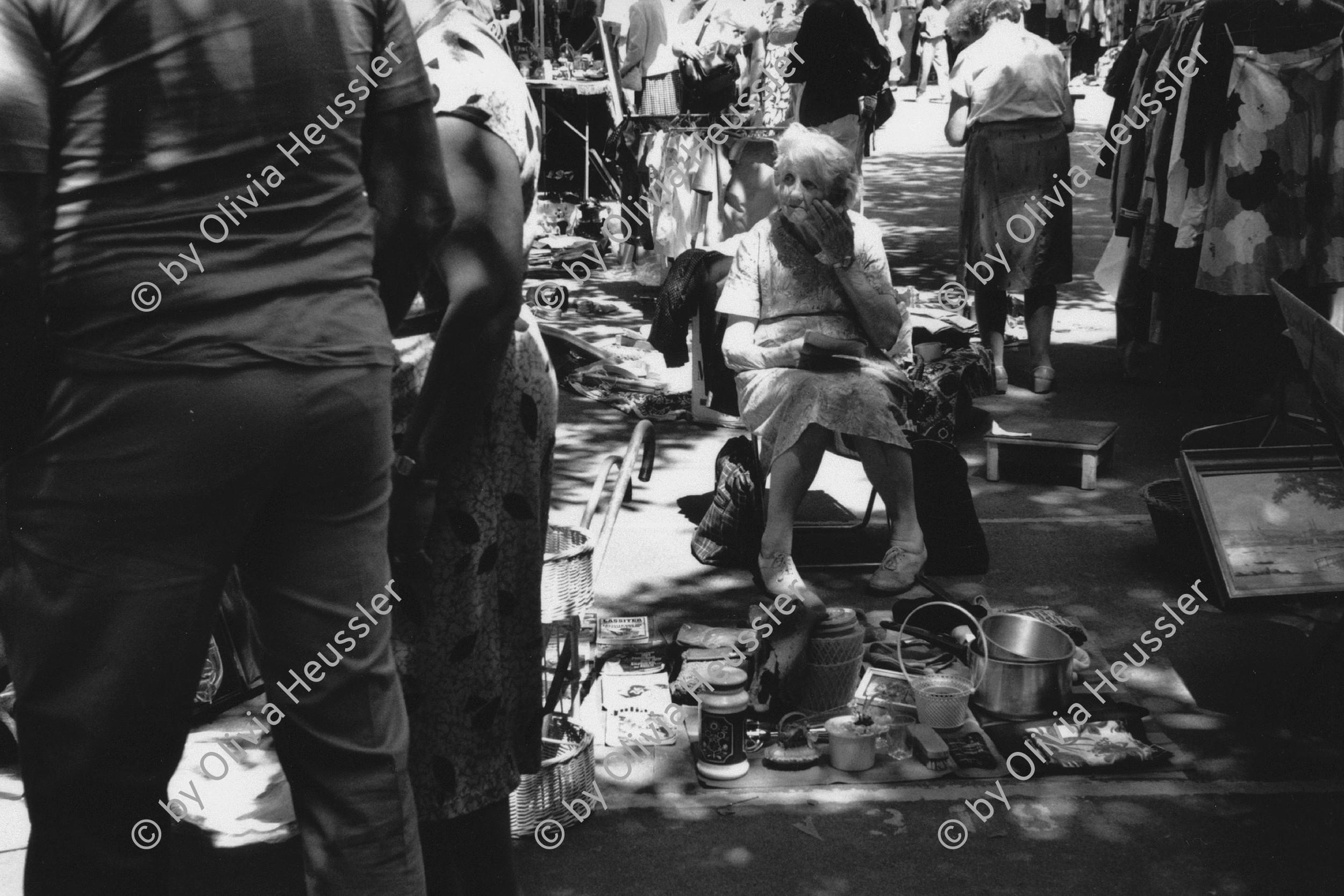 Image of sheet 19880692 photo 13: in Zürich verkauft eine Alte Frau ihren Ramsch auf dem Flohmarkt Bürkliplatz. 1988 √