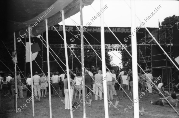 Image of sheet 19880692 photo 21: in Zürich verkauft eine Alte Frau ihren Ramsch auf dem Flohmarkt Bürkliplatz. 

Alexanderplatz Romas verkaufen illegal Waren.
Polish people and Romas are gathered on the Eastgerman Alexanderplatz where they mainly sell furproducts and Cigarettes on the Eastgerman black market.
Insel der Jugend Ex DDR GDR Berlin. Gruppe Junger  Volkspolizisten Volkspolizei posieren für mich. Zwei junge Frauen stellen sich auch auf und sorgen für gute Stimmung. Rosa Luxemburg Strasse in Berlin Ecke Dircksenstr. 'Einer trage des andern Last' steht auf einem Theaterplakat. Theater BabylonDie Galerie Weisser Elephant. Im jüdischen Friedhof in Berlin Grab von Moses Mendelsohn '  Vergesst das Nie  Wehret den Krieg Hütet den Frieden '  steht an einer Gedenktafel. 1988