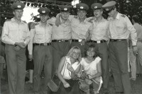 Image of sheet 19880692 photo 26: Gruppenbild mit Volkspolizisten und zwei jungen Frauen, Insel der Jugend, Ost-Berlin DDR, 1988.
folk Liedersommer
east germany vopo young girls man police GDR German democratic republic
√