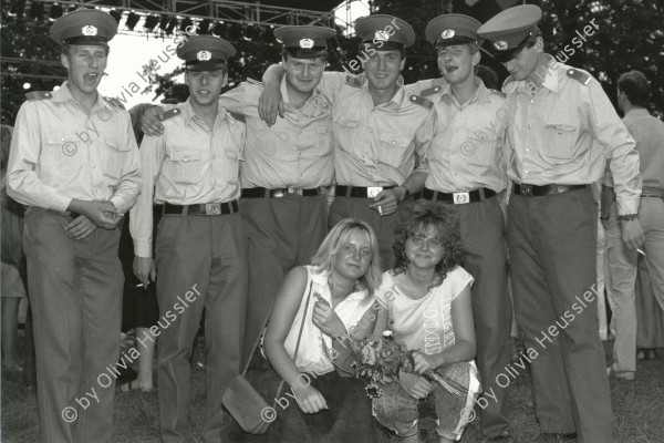 Image of sheet 19880692 photo 26: Gruppenbild mit Volkspolizisten und zwei jungen Frauen, Insel der Jugend, Ost-Berlin DDR, 1988.
folk Liedersommer
east germany vopo young girls man police GDR German democratic republic
√