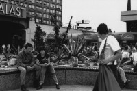 Image of sheet 19880692 photo 30: Zwei Junge essen aus einem der ersten Schnellimbissbuden beim Alexanderplatz. Berlin -Ost DDR  Ostdeutschland 08.88 1988 √