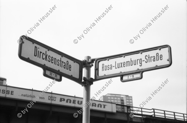 Image of sheet 19880692 photo 31: in Zürich verkauft eine Alte Frau ihren Ramsch auf dem Flohmarkt Bürkliplatz. 

Alexanderplatz Romas verkaufen illegal Waren.
Polish people and Romas are gathered on the Eastgerman Alexanderplatz where they mainly sell furproducts and Cigarettes on the Eastgerman black market.
Insel der Jugend Ex DDR GDR Berlin. Gruppe Junger  Volkspolizisten Volkspolizei posieren für mich. Zwei junge Frauen stellen sich auch auf und sorgen für gute Stimmung. Rosa Luxemburg Strasse in Berlin Ecke Dircksenstr. 'Einer trage des andern Last' steht auf einem Theaterplakat. Theater BabylonDie Galerie Weisser Elephant. Im jüdischen Friedhof in Berlin Grab von Moses Mendelsohn '  Vergesst das Nie  Wehret den Krieg Hütet den Frieden '  steht an einer Gedenktafel. 1988