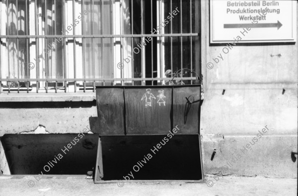 Image of sheet 19880692 photo 35: in Zürich verkauft eine Alte Frau ihren Ramsch auf dem Flohmarkt Bürkliplatz. 

Alexanderplatz Romas verkaufen illegal Waren.
Polish people and Romas are gathered on the Eastgerman Alexanderplatz where they mainly sell furproducts and Cigarettes on the Eastgerman black market.
Insel der Jugend Ex DDR GDR Berlin. Gruppe Junger  Volkspolizisten Volkspolizei posieren für mich. Zwei junge Frauen stellen sich auch auf und sorgen für gute Stimmung. Rosa Luxemburg Strasse in Berlin Ecke Dircksenstr. 'Einer trage des andern Last' steht auf einem Theaterplakat. Theater BabylonDie Galerie Weisser Elephant. Im jüdischen Friedhof in Berlin Grab von Moses Mendelsohn '  Vergesst das Nie  Wehret den Krieg Hütet den Frieden '  steht an einer Gedenktafel. 1988