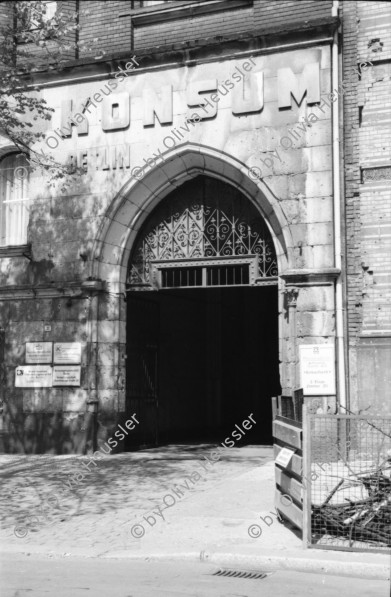 Image of sheet 19880693 photo 11: Eingang der alten Synagoge in Berlin. Tacheless Kulturzentrum von hinten. Mit Bauwand und Wandmaleriei. Baugerüst noch Christiane Barckhausen und Astrid Leuthart (Radio) Alexanderplatz Portrait Ralf Bartholomäus. Galerist Weisser Elephant. Mann in Fahrzeug Maschine spritzt die Pflanzen auf dem Alexanderplatz. Der Mann sitzt im Gefährt und hält den Schlauch aus dem fahrenden Tankwagen. GDR DDR Deutschland Ost Ostdeutschland Ostberlin 1988