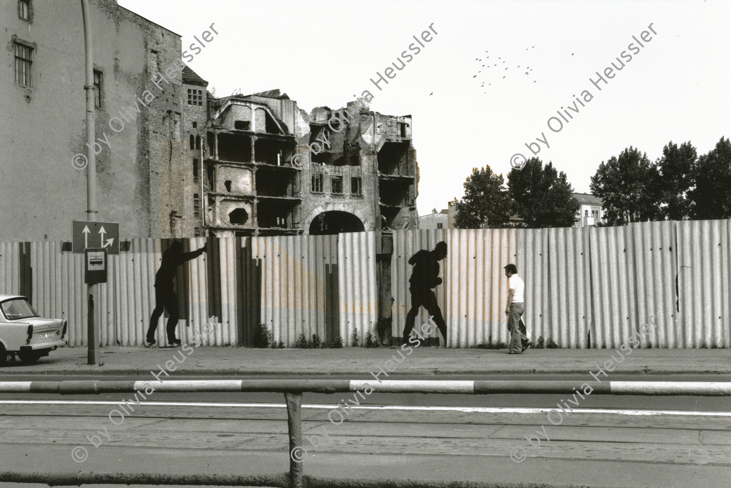 Image of sheet 19880693 photo 13: Berlin. Tacheless Kulturzentrum von hinten. Mit Bauwand und Wandmaleriei. Baugerüst Elephant. GDR DDR Deutschland Ost Berlin Deutschland Abbruch Wand Malerei Kunst Ostdeutschland Ostberlin 1988 √
