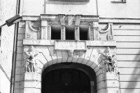 Image of sheet 19880693 photo 2: Eingang der alten Synagoge in Berlin. Tacheless Kulturzentrum von hinten. Mit Bauwand und Wandmaleriei. Baugerüst noch Christiane Barckhausen und Astrid Leuthart (Radio) Alexanderplatz Portrait Ralf Bartholomäus. Galerist Weisser Elephant. Mann in Fahrzeug Maschine spritzt die Pflanzen auf dem Alexanderplatz. Der Mann sitzt im Gefährt und hält den Schlauch aus dem fahrenden Tankwagen. GDR DDR Deutschland Ost Ostdeutschland Ostberlin 1988