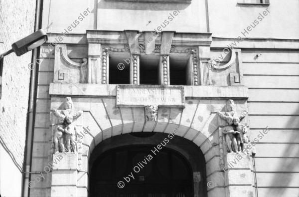 Image of sheet 19880693 photo 2: Eingang der alten Synagoge in Berlin. Tacheless Kulturzentrum von hinten. Mit Bauwand und Wandmaleriei. Baugerüst noch Christiane Barckhausen und Astrid Leuthart (Radio) Alexanderplatz Portrait Ralf Bartholomäus. Galerist Weisser Elephant. Mann in Fahrzeug Maschine spritzt die Pflanzen auf dem Alexanderplatz. Der Mann sitzt im Gefährt und hält den Schlauch aus dem fahrenden Tankwagen. GDR DDR Deutschland Ost Ostdeutschland Ostberlin 1988