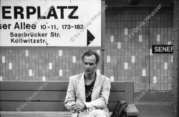 Image of sheet 19880693 photo 26: Eingang der alten Synagoge in Berlin. Tacheless Kulturzentrum von hinten. Mit Bauwand und Wandmaleriei. Baugerüst noch Christiane Barckhausen und Astrid Leuthart (Radio) Alexanderplatz Portrait Ralf Bartholomäus. Galerist Weisser Elephant. Mann in Fahrzeug Maschine spritzt die Pflanzen auf dem Alexanderplatz. Der Mann sitzt im Gefährt und hält den Schlauch aus dem fahrenden Tankwagen. GDR DDR Deutschland Ost Ostdeutschland Ostberlin 1988