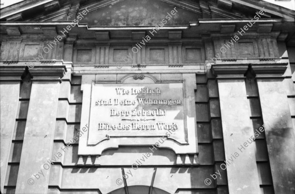 Image of sheet 19880693 photo 3: Eingang der alten Synagoge in Berlin. Tacheless Kulturzentrum von hinten. Mit Bauwand und Wandmaleriei. Baugerüst noch Christiane Barckhausen und Astrid Leuthart (Radio) Alexanderplatz Portrait Ralf Bartholomäus. Galerist Weisser Elephant. Mann in Fahrzeug Maschine spritzt die Pflanzen auf dem Alexanderplatz. Der Mann sitzt im Gefährt und hält den Schlauch aus dem fahrenden Tankwagen. GDR DDR Deutschland Ost Ostdeutschland Ostberlin 1988