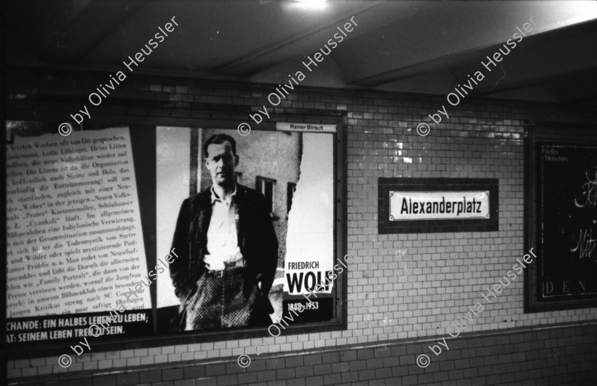 Image of sheet 19880693 photo 30: Eingang der alten Synagoge in Berlin. Tacheless Kulturzentrum von hinten. Mit Bauwand und Wandmaleriei. Baugerüst noch Christiane Barckhausen und Astrid Leuthart (Radio) Alexanderplatz Portrait Ralf Bartholomäus. Galerist Weisser Elephant. Mann in Fahrzeug Maschine spritzt die Pflanzen auf dem Alexanderplatz. Der Mann sitzt im Gefährt und hält den Schlauch aus dem fahrenden Tankwagen. GDR DDR Deutschland Ost Ostdeutschland Ostberlin 1988