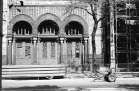 Image of sheet 19880693 photo 9: Eingang der alten Synagoge in Berlin. Tacheless Kulturzentrum von hinten. Mit Bauwand und Wandmaleriei. Baugerüst noch Christiane Barckhausen und Astrid Leuthart (Radio) Alexanderplatz Portrait Ralf Bartholomäus. Galerist Weisser Elephant. Mann in Fahrzeug Maschine spritzt die Pflanzen auf dem Alexanderplatz. Der Mann sitzt im Gefährt und hält den Schlauch aus dem fahrenden Tankwagen. GDR DDR Deutschland Ost Ostdeutschland Ostberlin 1988