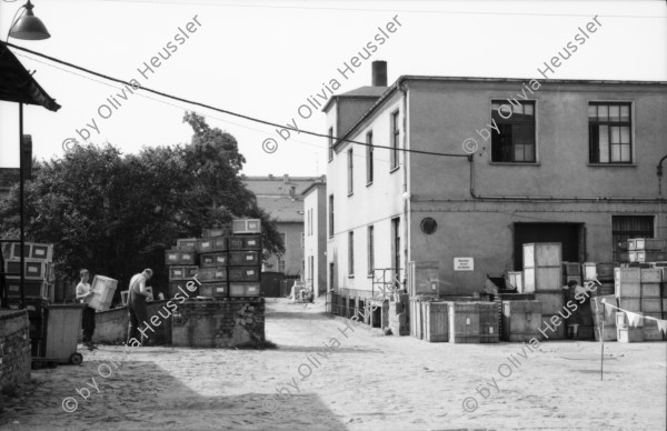 Image of sheet 19880694 photo 25: Für Fussgänger verboten. Signet. Es wurden Bäume gesetzt. Denkmal für den Arbeiterführer Ernst Thälmann in Berlin vor Wohn-Siedlung. Schaufenster für Fotoladen. Nochmal Galerie Weisser Elefant Elephant. Neubau Plattenelement Plattenbau Siedlung in Dresden. Mit Abfallsack im Vordergrund. Leere Strassen. Geschlossene Gaststätte. Sonntagszopf in Schaufenster einer Bäckerei. Entnahme verboten! Harasse gehören dem Staat. steht auf einem Plakat eines
Einkauf Ladens. Eine grosse Uhr ist auf einen Laden gemalt. Mann sitzt vor altem Wohnhaus. Dresden 1988 Ostdeutschland DDR GDR