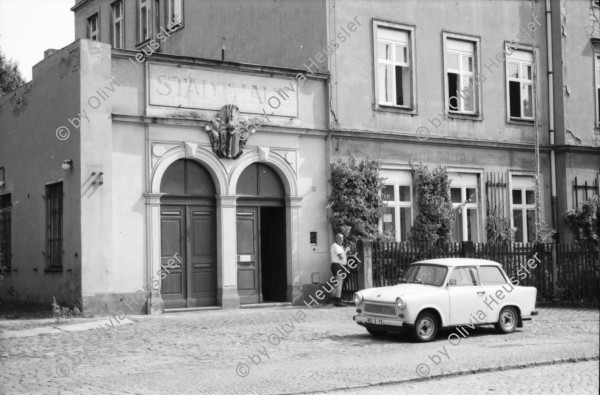 Image of sheet 19880694 photo 26: Für Fussgänger verboten. Signet. Es wurden Bäume gesetzt. Denkmal für den Arbeiterführer Ernst Thälmann in Berlin vor Wohn-Siedlung. Schaufenster für Fotoladen. Nochmal Galerie Weisser Elefant Elephant. Neubau Plattenelement Plattenbau Siedlung in Dresden. Mit Abfallsack im Vordergrund. Leere Strassen. Geschlossene Gaststätte. Sonntagszopf in Schaufenster einer Bäckerei. Entnahme verboten! Harasse gehören dem Staat. steht auf einem Plakat eines
Einkauf Ladens. Eine grosse Uhr ist auf einen Laden gemalt. Mann sitzt vor altem Wohnhaus. Dresden 1988 Ostdeutschland DDR GDR