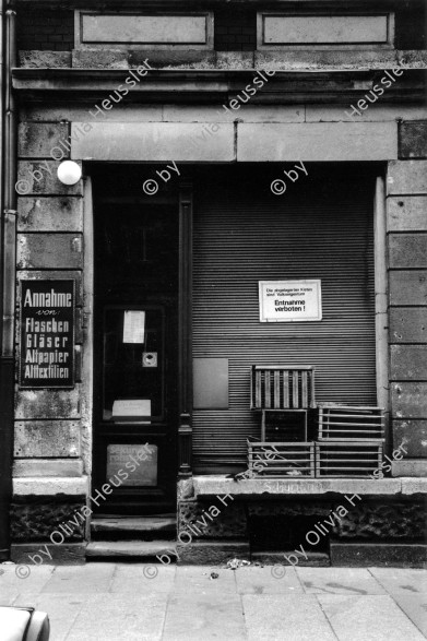 Image of sheet 19880694 photo 29: Annahme: Flaschen Gläser Altpapier Alttextilien Entnahme verboten! Harasse gehören dem Staat. steht auf einem Plakat eines Einkauf Ladens.  Dresden 1988 √ Ostdeutschland DDR GDR germany shop