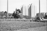 Image of sheet 19880694 photo 4: Denkmal für den Arbeiterführer Ernst Thälmann in Ost-Berlin vor Wohn-Siedlung.