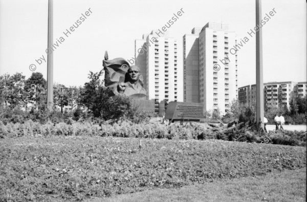 Image of sheet 19880694 photo 4: Denkmal für den Arbeiterführer Ernst Thälmann in Ost-Berlin vor Wohn-Siedlung.