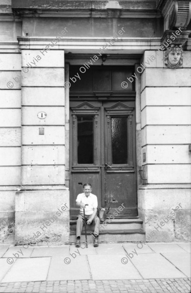 Image of sheet 19880694 photo 30: Denkmal für den Arbeiterführer Ernst Thälmann in Ost-Berlin vor Wohn-Siedlung.