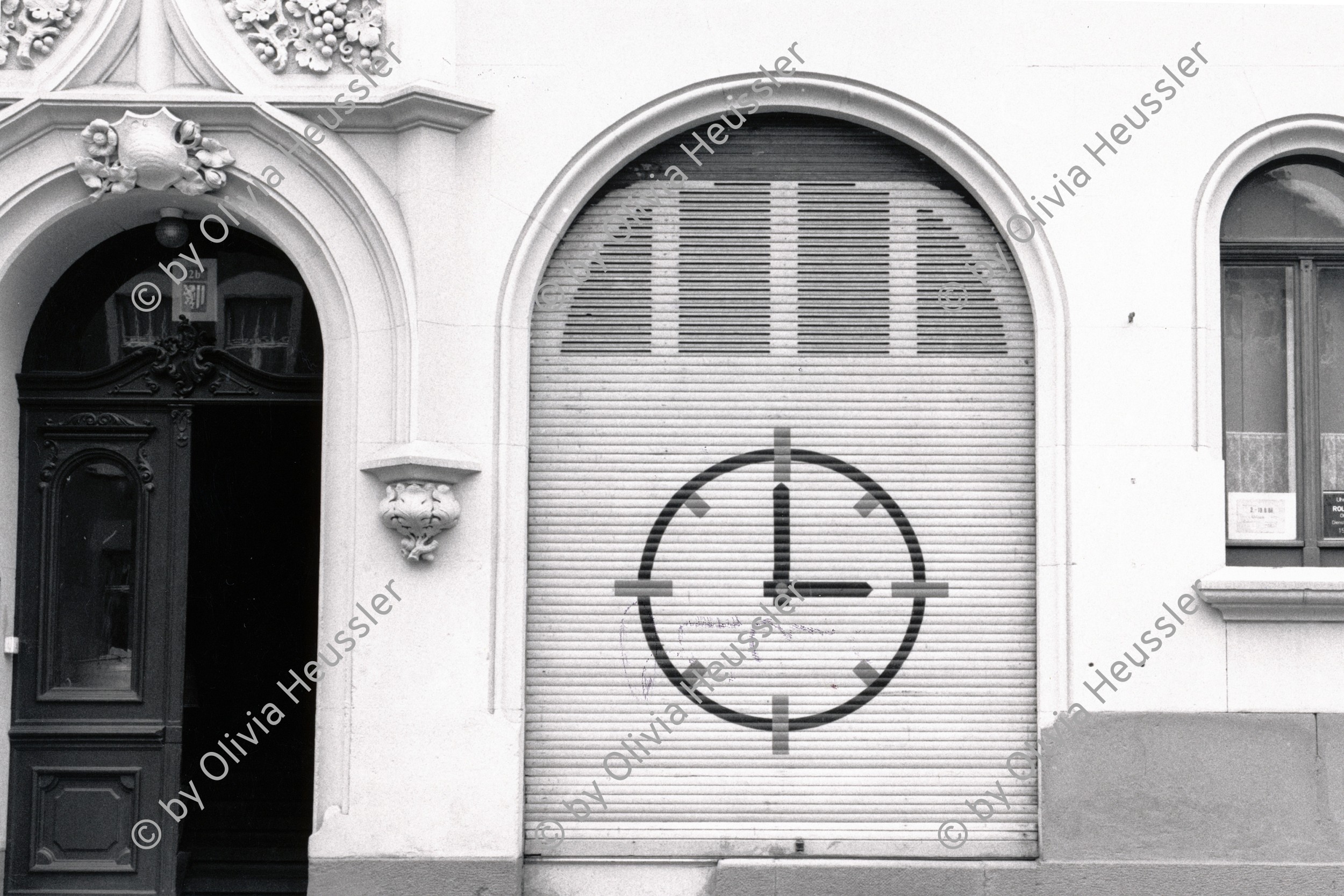 Image of sheet 19880694 photo 32: Uhr auf Rollladen an altem Wohnhaus, Dresden 1988. Ostdeutschland DDR GDR √ painted watch East Germany closed restaurant