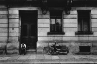 Image of sheet 19880694 photo 33: Leere Strassen.
Einkauf Laden. Mann sitzt vor altem Wohnhaus. Mofa Motorrad Motorroller
Dresden Ostdeutschland 1988 √ DDR GDR
East Germany