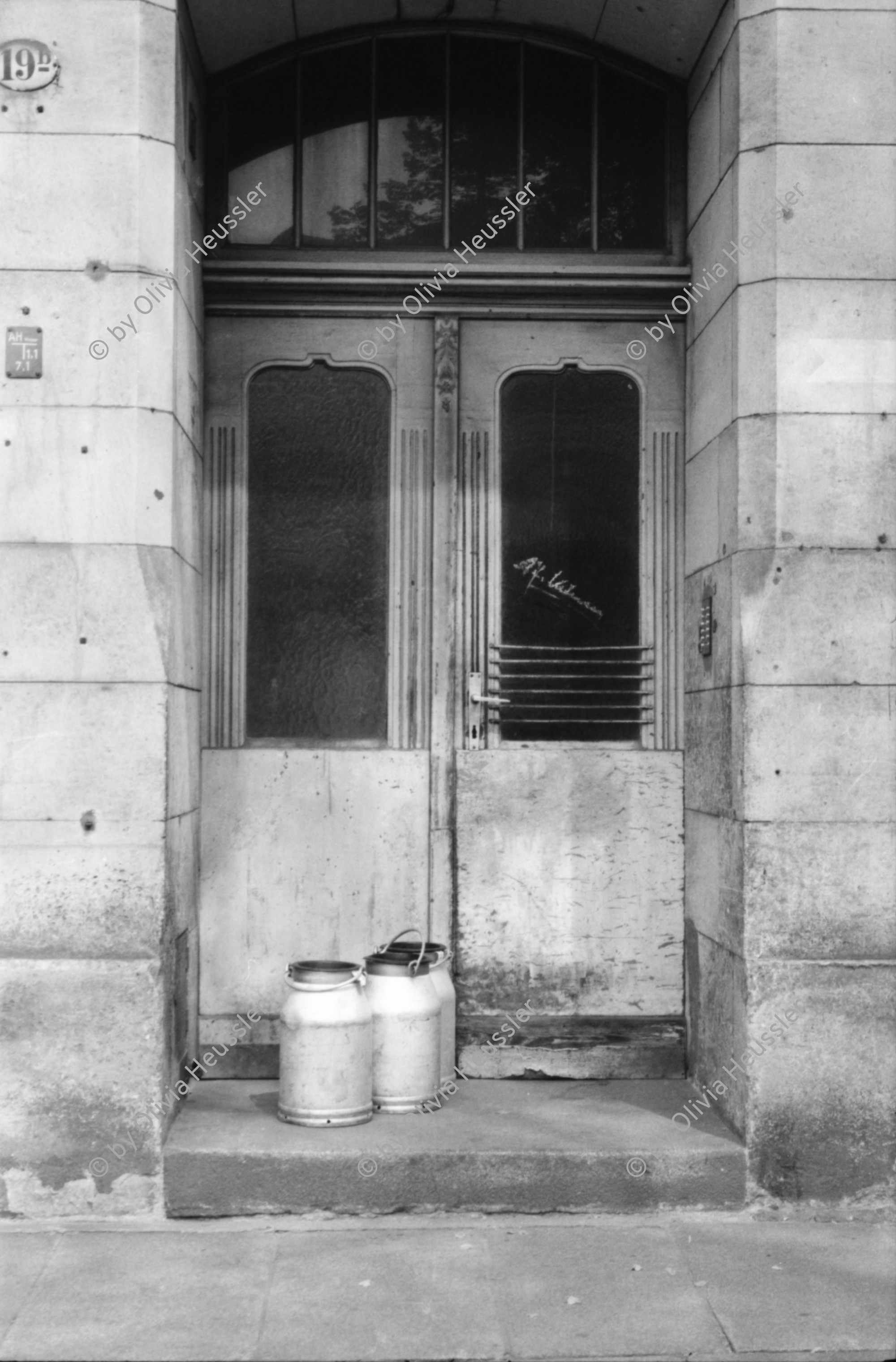 Image of sheet 19880694 photo 36: Denkmal für den Arbeiterführer Ernst Thälmann in Ost-Berlin vor Wohn-Siedlung.