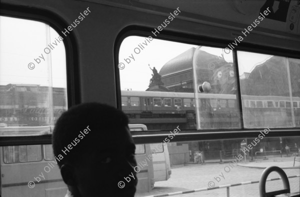 Image of sheet 19880695 photo 15: Teile einer Puppenstube werden entsorgt. Eine Braut mit Mutter und Sohn steht vor einem Tschechischen Restaurant in Dresden. Gruppenbild. Braut von hinten ohne Mann. Die Vorhänge passen zur Braut! Im Strassenbahnspiegel reflecktiert eine Wohnsiedlung im Bild stehen wir aber in einem alten Villen Wohnuartier am Fetscherplatz wo die Galerie Mitte steht. Im Bus. Der Zug fährt in den alten Bahnhof Dresdens ein. Für RollstuhlfahrerInnen verboten nur Vesorgungsfahrzeuge! Trabant. Portrait Ralf Bartholomäus. Galerie Weisser Elephant Elefant Vor dem Jugendclub Erich Franz Berlin. Ost DDR GDR Ostberlin Ostdeutschland
Kinder und Baby unter dem Dach des Kindergartens Erismannhof. Kavakli und Meine türkischen Nachbar Kinder. Zürich Schweiz 1988