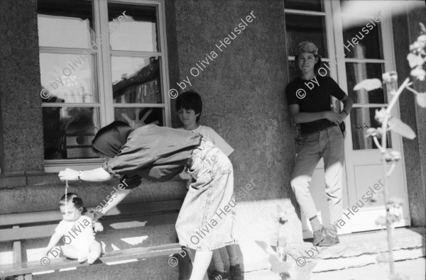 Image of sheet 19880695 photo 24: Teile einer Puppenstube werden entsorgt. Eine Braut mit Mutter und Sohn steht vor einem Tschechischen Restaurant in Dresden. Gruppenbild. Braut von hinten ohne Mann. Die Vorhänge passen zur Braut! Im Strassenbahnspiegel reflecktiert eine Wohnsiedlung im Bild stehen wir aber in einem alten Villen Wohnuartier am Fetscherplatz wo die Galerie Mitte steht. Im Bus. Der Zug fährt in den alten Bahnhof Dresdens ein. Für RollstuhlfahrerInnen verboten nur Vesorgungsfahrzeuge! Trabant. Portrait Ralf Bartholomäus. Galerie Weisser Elephant Elefant Vor dem Jugendclub Erich Franz Berlin. Ost DDR GDR Ostberlin Ostdeutschland
Kinder und Baby unter dem Dach des Kindergartens Erismannhof. Kavakli und Meine türkischen Nachbar Kinder. Zürich Schweiz 1988