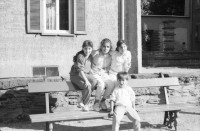 Image of sheet 19880695 photo 35: Teile einer Puppenstube werden entsorgt. Eine Braut mit Mutter und Sohn steht vor einem Tschechischen Restaurant in Dresden. Gruppenbild. Braut von hinten ohne Mann. Die Vorhänge passen zur Braut! Im Strassenbahnspiegel reflecktiert eine Wohnsiedlung im Bild stehen wir aber in einem alten Villen Wohnuartier am Fetscherplatz wo die Galerie Mitte steht. Im Bus. Der Zug fährt in den alten Bahnhof Dresdens ein. Für RollstuhlfahrerInnen verboten nur Vesorgungsfahrzeuge! Trabant. Portrait Ralf Bartholomäus. Galerie Weisser Elephant Elefant Vor dem Jugendclub Erich Franz Berlin. Ost DDR GDR Ostberlin Ostdeutschland
Kinder und Baby unter dem Dach des Kindergartens Erismannhof. Kavakli und Meine türkischen Nachbar Kinder. Zürich Schweiz 1988