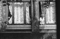 Image of sheet 19880695 photo 6: Teile einer Puppenstube werden entsorgt. Eine Braut mit Mutter und Sohn steht vor einem Tschechischen Restaurant in Dresden. Gruppenbild. Braut von hinten ohne Mann. Die Vorhänge passen zur Braut! Im Strassenbahnspiegel reflecktiert eine Wohnsiedlung im Bild stehen wir aber in einem alten Villen Wohnuartier am Fetscherplatz wo die Galerie Mitte steht. Im Bus. Der Zug fährt in den alten Bahnhof Dresdens ein. Für RollstuhlfahrerInnen verboten nur Vesorgungsfahrzeuge! Trabant. Portrait Ralf Bartholomäus. Galerie Weisser Elephant Elefant Vor dem Jugendclub Erich Franz Berlin. Ost DDR GDR Ostberlin Ostdeutschland
Kinder und Baby unter dem Dach des Kindergartens Erismannhof. Kavakli und Meine türkischen Nachbar Kinder. Zürich Schweiz 1988