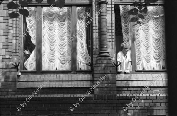 Image of sheet 19880695 photo 6: Teile einer Puppenstube werden entsorgt. Eine Braut mit Mutter und Sohn steht vor einem Tschechischen Restaurant in Dresden. Gruppenbild. Braut von hinten ohne Mann. Die Vorhänge passen zur Braut! Im Strassenbahnspiegel reflecktiert eine Wohnsiedlung im Bild stehen wir aber in einem alten Villen Wohnuartier am Fetscherplatz wo die Galerie Mitte steht. Im Bus. Der Zug fährt in den alten Bahnhof Dresdens ein. Für RollstuhlfahrerInnen verboten nur Vesorgungsfahrzeuge! Trabant. Portrait Ralf Bartholomäus. Galerie Weisser Elephant Elefant Vor dem Jugendclub Erich Franz Berlin. Ost DDR GDR Ostberlin Ostdeutschland
Kinder und Baby unter dem Dach des Kindergartens Erismannhof. Kavakli und Meine türkischen Nachbar Kinder. Zürich Schweiz 1988