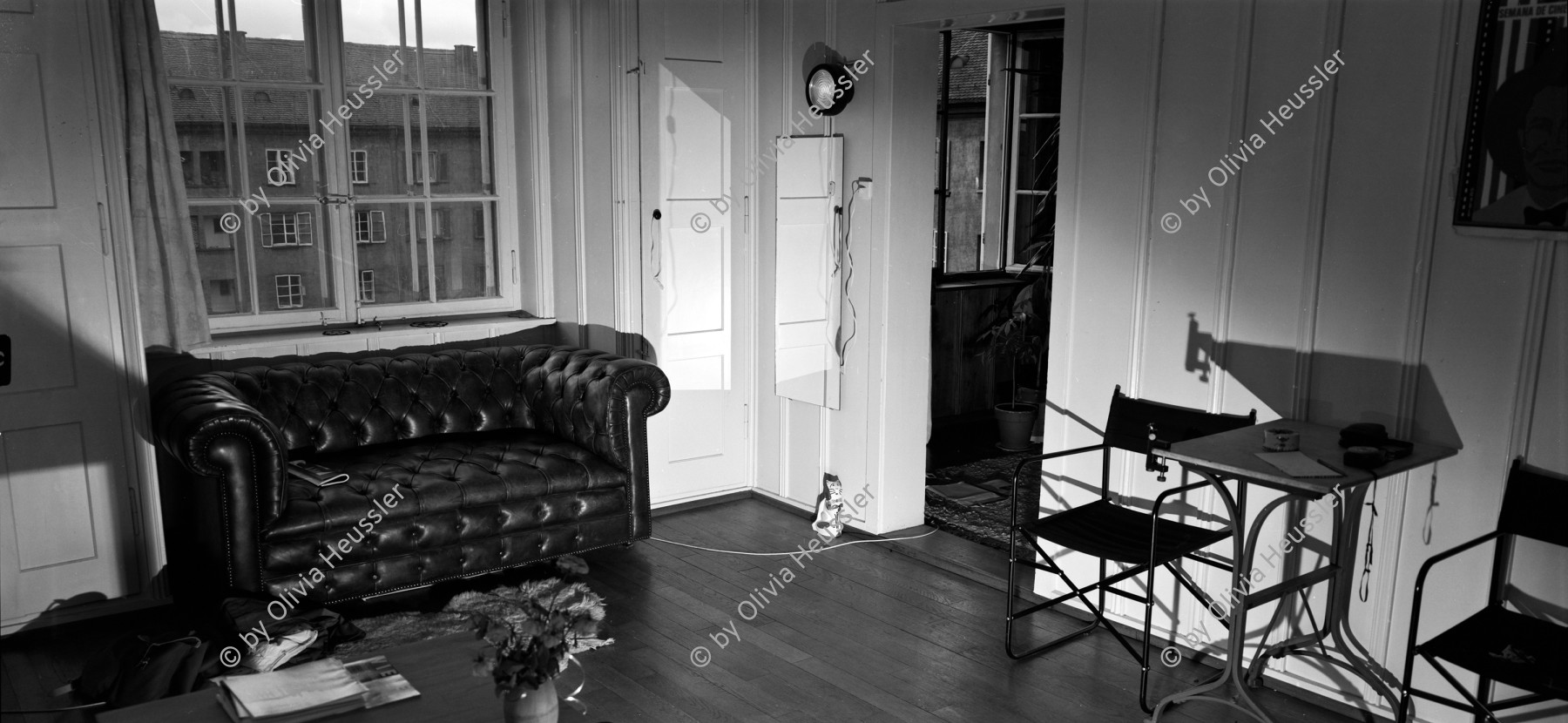 Image of sheet 19880730 photo 2: städtische Wohnsiedlung Erismannhof Kreis vier Aussersihl Zürich Schweiz Switzerland Swiss Interieur Stube Wohnzimmer Leben Möbel Living room 1988 4 x 5 Inch Sinar © 1988, Olivia Heussler √