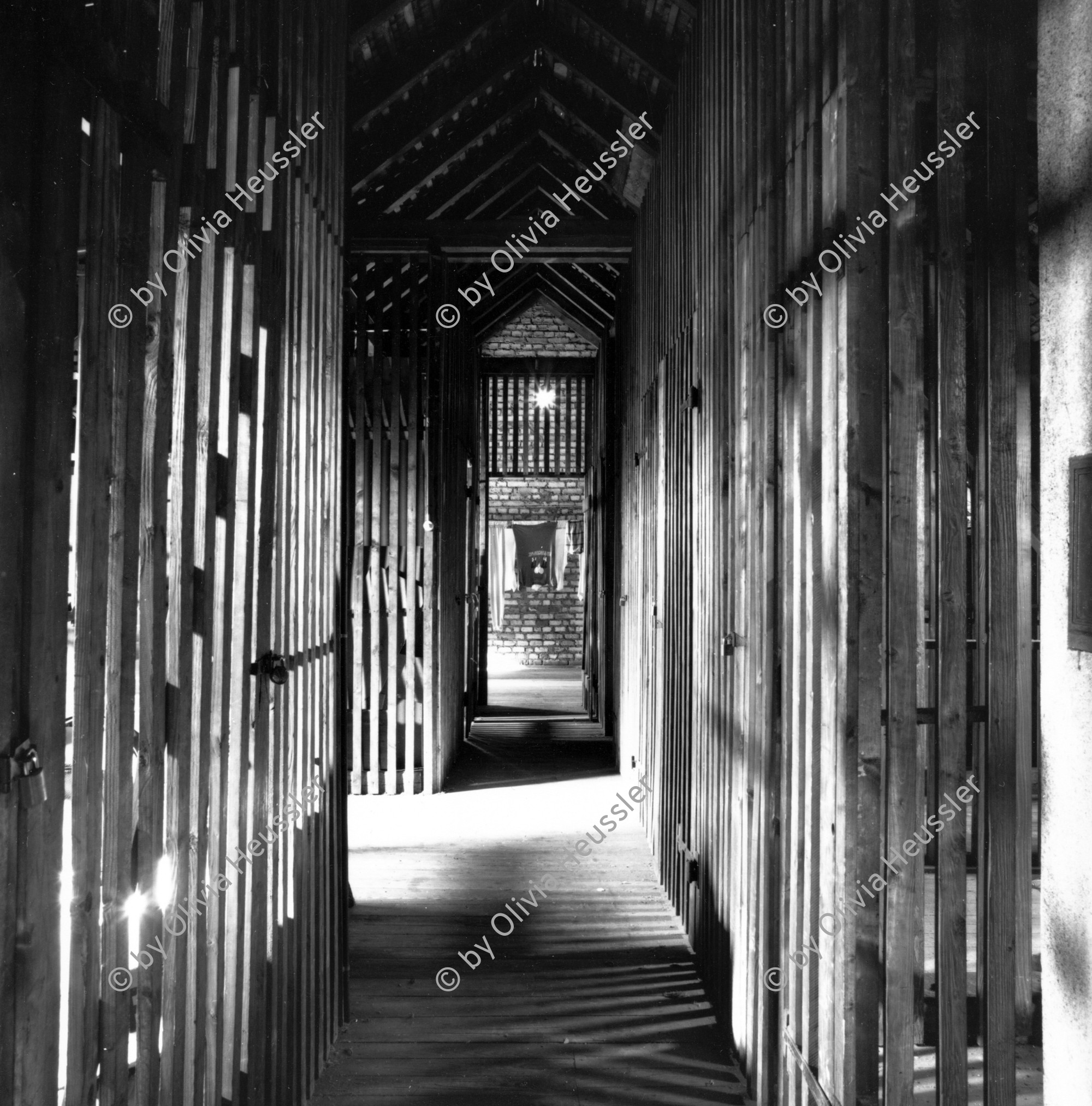 Image of sheet 19880740 photo 13: Schweizer Schweiz Switzerland Europe housing
 6 x 6 Hasselblad 20 Min Belichtung.  
Zürich Kreis vier 4 Aussersihl 
Im Bestand der Fotostiftung Schweiz 24 x 30 cm Baryt Vintage 1993.322 B.0226 MF signiert ohne sticker