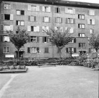 Image of sheet 19880800 photo 6: Erismannhof und Siedlung vor dem Umbau.
 6 6 Hasselblad. 1988 Zürich Schweiz Aussersihl Wohnen housing Kreis vier