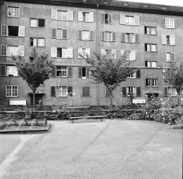 Image of sheet 19880800 photo 6: Erismannhof und Siedlung vor dem Umbau.
 6 6 Hasselblad. 1988 Zürich Schweiz Aussersihl Wohnen housing Kreis vier