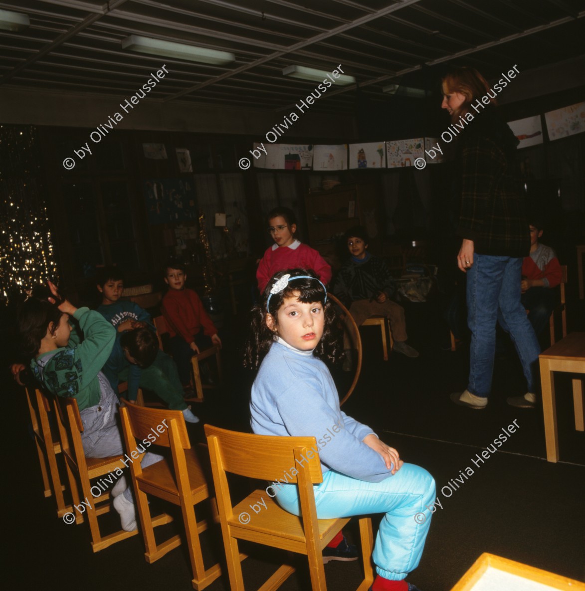 Image of sheet 19880801 photo 16: unbekanntes Kind Kinder im Kindergarten Erismannhof mit Zürich Aussersihl Kreis vier 4 Switzerland swiss Schweiz Photography 5 x 5 Hasselblad farbe color housing 1988 √ child girl Kindergarden