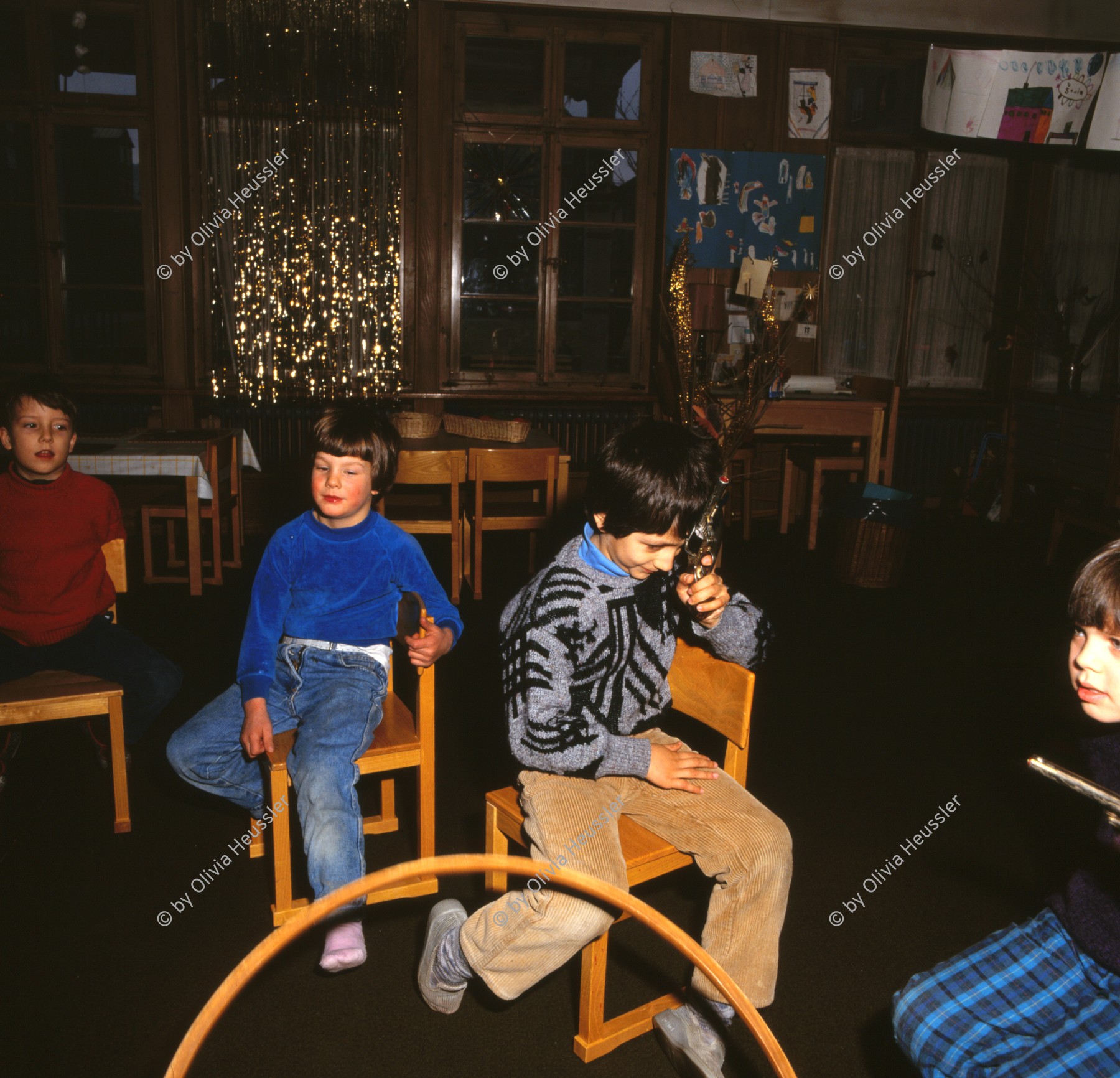 Image of sheet 19880801 photo 18: Kinder im Kindergarten, städtische Siedlung, Erismannhof, Zürich Aussersihl Kreis vier, 1988.
4 Switzerland swiss Schweiz Photography 5 x 5 Hasselblad farbe color housing 1988 √ child children Kindergarden