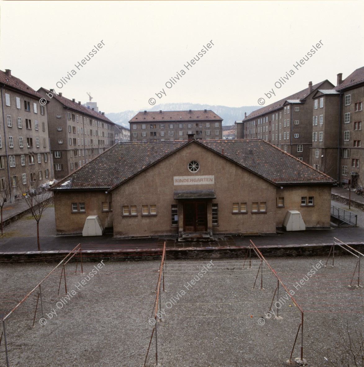 Image of sheet 19880801 photo 3: Kindergarten Erismannhof mit Wäschestangen Zürich Aussersihl Kreis vier 4  Switzerland swiss photographer Schweiz Photography 5 x 5 Hasselblad in ZHDK √ von Hohlstrasse Wohnhaus fotografiert farbe color housing 1988