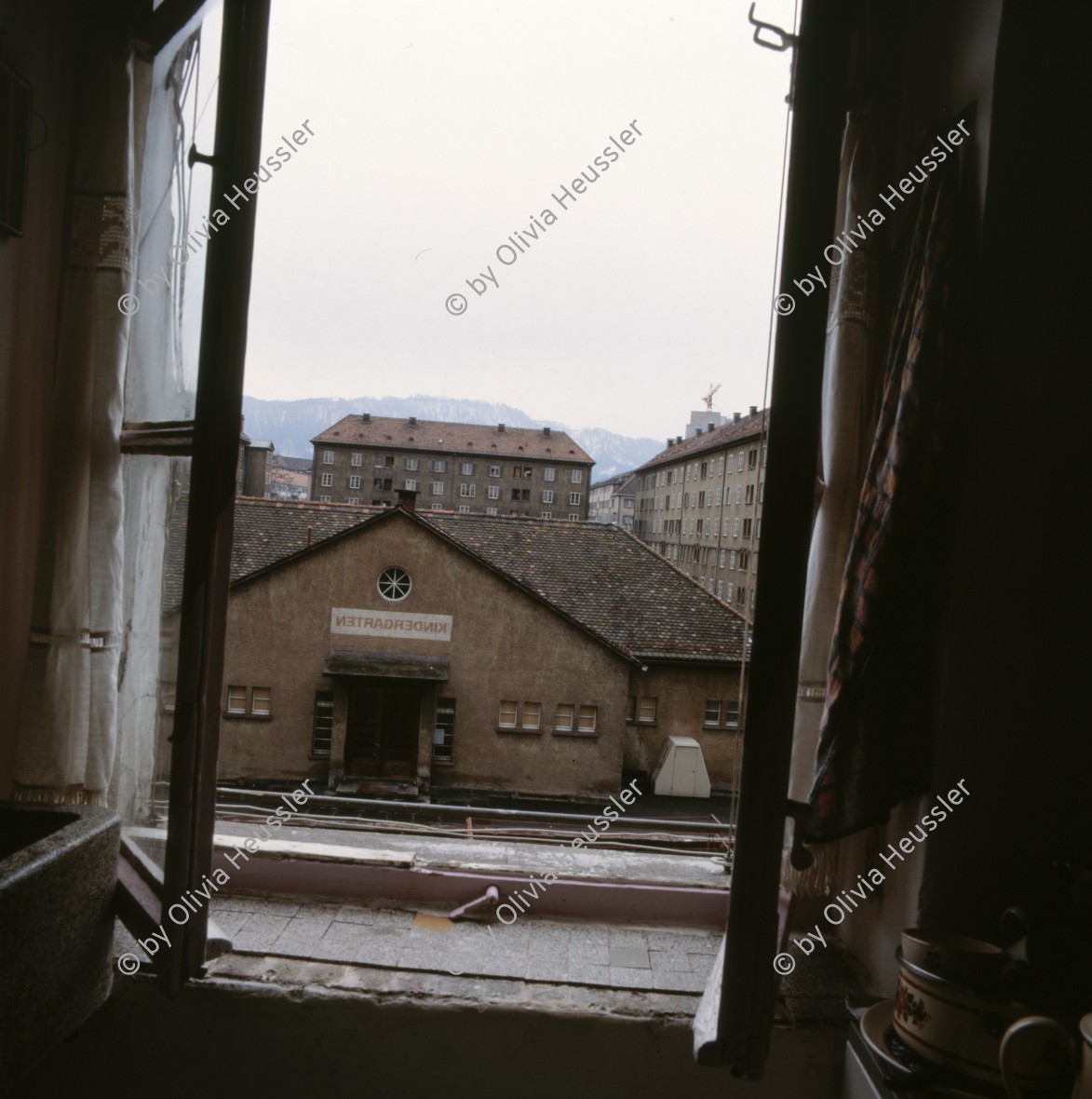 Image of sheet 19880801 photo 8: Kindergarten Erismannhof mit Wäschestangen Zürich Aussersihl Kreis vier 4 Switzerland swiss photographer Schweiz Photography 5 x 5 Hasselblad in ZHDK von Hohlstrasse durchs Fenster Richtung Hof Wohnhaus fotografiert farbe color housing 1988 durch geöffnetes Fenster √