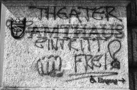 Image of sheet 19880810 photo 18: Ein fahrender ambulanter Verkäufer. Mann spritzt Gehsteig und behindert anderer. Kunst in Bern.Museum. Amtshaus besprayt mit: Theater Zutritt frei! Mutter und Kind im Snugli.
Schaufenster. Italienisches Evangelisches Zentrum. Schaufenster. Im Musseé de l'Elyseé quasselt unser Professor Urs Stahel (heutige Leiter des Fotomuseums in Winterthur) über Photographie. Nadia Anastasiu Peter Luem etc. Schüler von der 4 . Fotofachklasse. Portrait Urs Stahel.Portrait bei Jörg Huber. Der Nicaraguanische Bildhauer Aparicio Artola in Zürich. Portrait. 1988