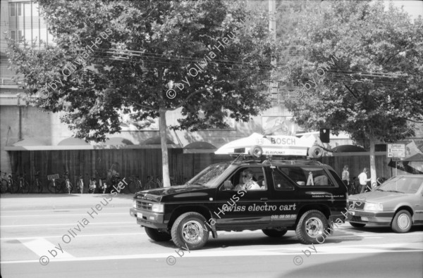 Image of sheet 19880810 photo 22: Ein fahrender ambulanter Verkäufer. Mann spritzt Gehsteig und behindert anderer. Kunst in Bern.Museum. Amtshaus besprayt mit: Theater Zutritt frei! Mutter und Kind im Snugli.
Schaufenster. Italienisches Evangelisches Zentrum. Schaufenster. Im Musseé de l'Elyseé quasselt unser Professor Urs Stahel (heutige Leiter des Fotomuseums in Winterthur) über Photographie. Nadia Anastasiu Peter Luem etc. Schüler von der 4 . Fotofachklasse. Portrait Urs Stahel.Portrait bei Jörg Huber. Der Nicaraguanische Bildhauer Aparicio Artola in Zürich. Portrait. 1988